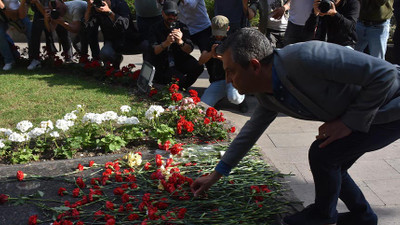 Özgür Özel'in Anneler Günü mesajı: Annelerin gözyaşının rengi olmaz