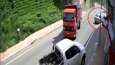 Viraja hızlı giren kamyon, 2 aracı biçiyordu!