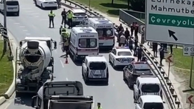Sultangazi'de yol kenarında 2 grup arasında çıkan silahlı kavga kameralara yansıdı: 3 yaralı var