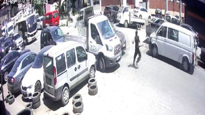 Zeytinburnu'nda polisten kaçarken araba çarptı