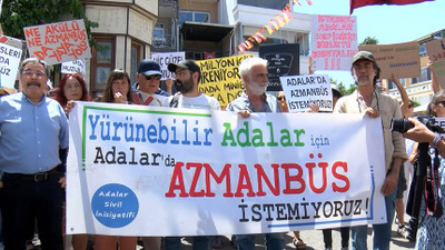 Ahmet Ümit’ten adalılara destek! “Romanımı bırakıp geldim”