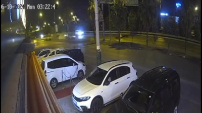 Otomobilin ikiye bölündüğü kazanın görüntüsü çıktı