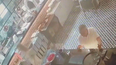 Kadıköy'de restoranın asma tavanı çöktü! O anlar kamerada