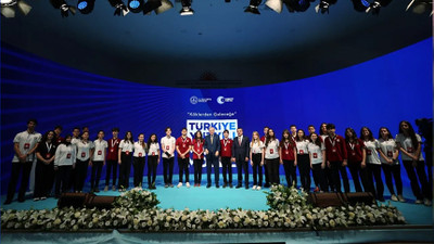 Cumhurbaşkanı Erdoğan'a sarılan öğrenci, Nihal-Bahar Candan’ın kardeşi mi? Gazetecinin iddiası...