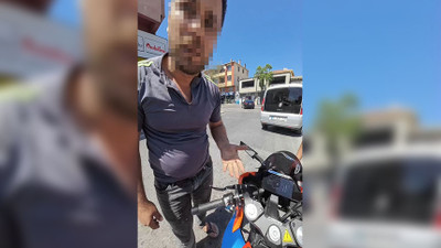 İstanbul'da yol verme tartışması! Elinde bıçağıyla motosiklet sürücüsünün üzerine yürüdü ve...O anlar kamerada