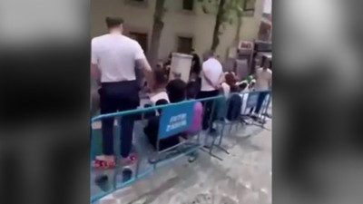 Namaz kılanlara küfür etti, sonra paket oldu!