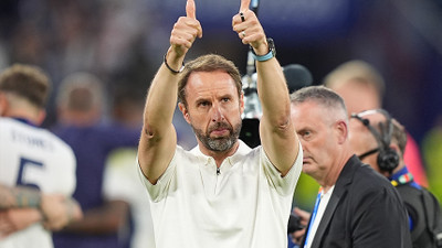 İngiltere, EURO 2024'de çeyrek finale kaldı. İngiliz yıldız Bellingham'ın rakip kulübeye hareketi tepki çekti