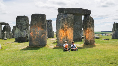 Çevreciler Stonehenge taşlarını boyadı