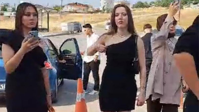 Liseli kız öğrenciler 'uygunsuz kıyafet' denilerek törene alınmadı!