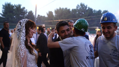 Enkazdan kurtaran madenciler depremzedeyi, mutlu gününde de yalnız bırakmadı: 54 saat sonra çıkartılmıştı