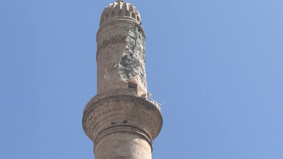 Yıldırım, tarihî caminin minaresini parçaladı!