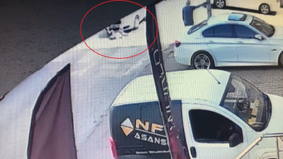 8 yaşındaki çocuk karnesini alamadan hayatını kaybetti. Otomobilin çarptığı o talihsiz an, kamerada...