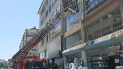 Çankırı'da ayağı ipe takılan serçe kurtarıldı