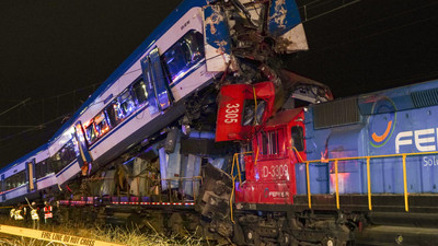 Şili’de iki tren kafa kafaya böyle çarpıştı