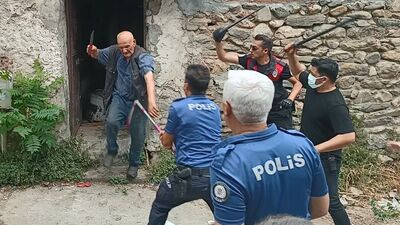 'Çöp ev' sahibi polis memurunu bıçakladı