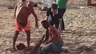 Plajda bıçaklı kavga! yaralılar var