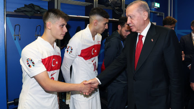 Cumhurbaşkanı Erdoğan, A Milli Futbol Takımı'nı soyunma odasına inerek tebrik etti