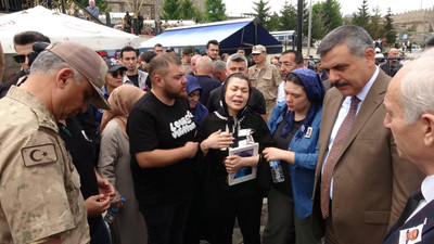 Kazada ölen polis eşinin fotoğrafına sarılıp ‘Gamzesine kurban olduğum’ diyerek gözyaşı döktü