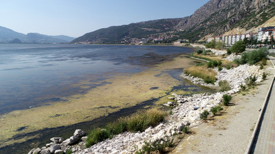 Eğirdir Gölü 300 metre çekildi, kaydırak ortada kaldı!