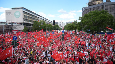 Berlin sokakları kırmızı beyaz!