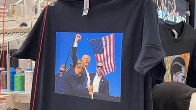 Donald Trump'ın o karesi tişörtlere basıldı!