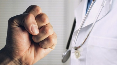 Sağlıkta şiddet son bulmuyor: Rapor vermeyen doktora kasklı saldırı