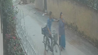 Hırsız, sert kayaya çarptı! Kolyesini çalmak istediği kadından dayak yedi