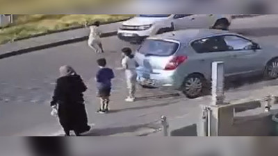 Yola fırlayan çocuğa otomobilin çarptığı anlar kamerada
