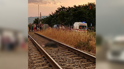 Bariyerlerden geçerken trenin altında kaldılar!