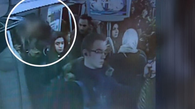 Metroda skandal taciz! Kimseyi umursamadan küçük kızı öptü