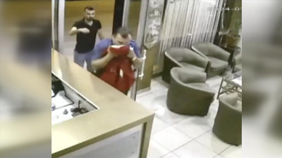 Yere düşen bayrağı öpüp yerine asan polis, duygulandırdı