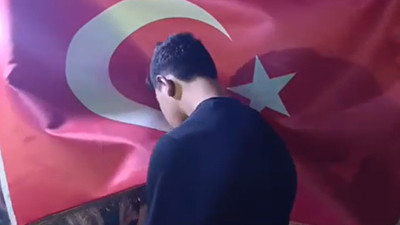 Türk bayrağına saldıran provokatör yakalandı! Bayrağı öperek özür diledi