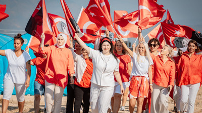 Yasemin Sakallıoğlu dünyanın en büyük Türk bayrağını boyadı