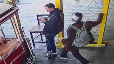 Görenler dehşete kapıldı! Polise arkasından bıçakla saldırdı!