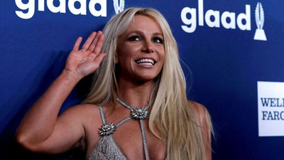 Britney Spears yine şok etti: Kendisiyle nikah masasına oturdu!