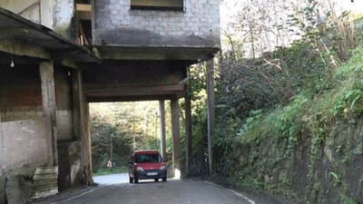Bu şekil bina nadir görülür! Üstü 4 katlı yapı, altı yol