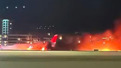 Havalimanında uçak alev alev yandı!