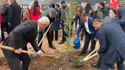 Sağlıkçılar Şırnak’ta 400 fidanı toprakla buluşturdu