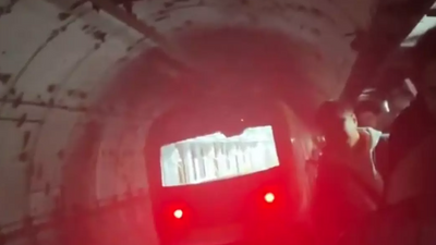 İstanbul metrosunda büyük panik: Yolcularda raylardan yürüdüler