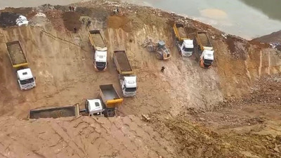 Gebze’de toprak kayması korkuttu! Kamyonlar yamaçta asılı kaldı
