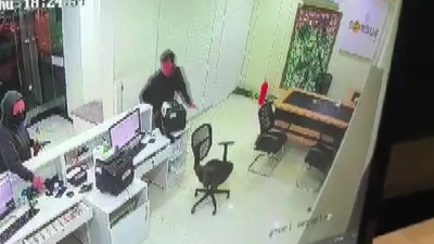 Döviz bürosunda silahlı soygun! Paraları gasbedip iş yeri sahibini rehin aldı