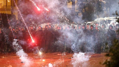 Gürcistan'da sokaklar durulmuyor: Protestocular parlamento binasına havai fişekle saldırdı