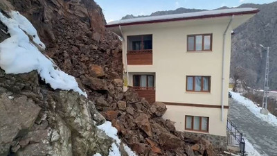 Artvin'de heyelan faciası! 3 katlı bina zarar gördü