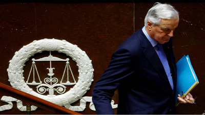 Fransa'da hükümet güvenoyu alamayarak düştü