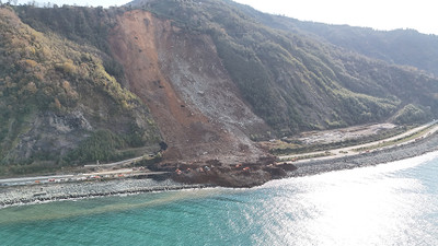 Artvin'de heyelan: Sahil yolu ulaşıma kapandı