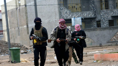 Rakka halkı, teröristleri taşladı: PKK/YPG tarafından işgal edilmişti