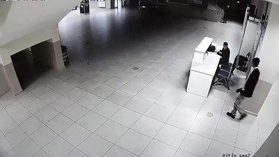 Lisede dehşet anları: Devamsızlığı silinmedi diye müdür yardımcısını boğazından bıçakladı!