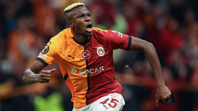 Galatasaray'ın yıldızı Osimhen mekan çıkışı gazeteciye yumruk attı: İşte o görüntüler!