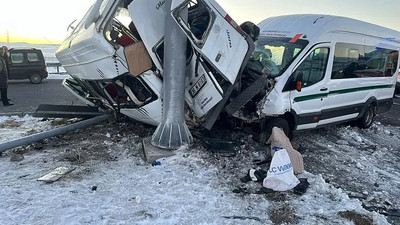 Kars’ta can pazarı: Feci kazada 1’i ağır 20 yaralı!