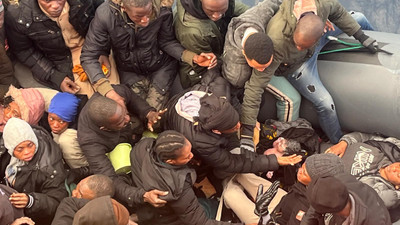 Okyanusun ortasında mucize: Göçmen botunda dünyaya gözlerini açtı!